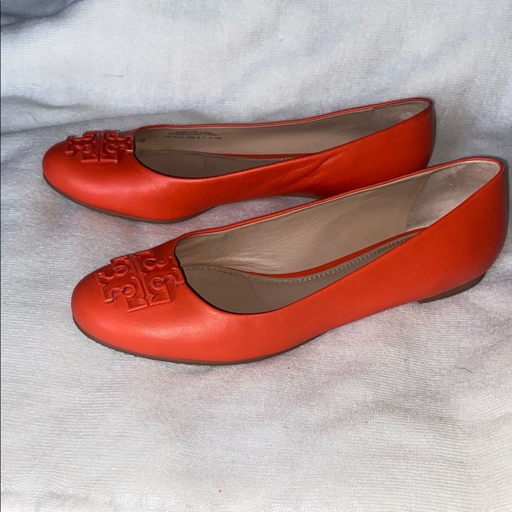 Tory Burch Orange Flats with Signature Logo - Picture 4 of 7